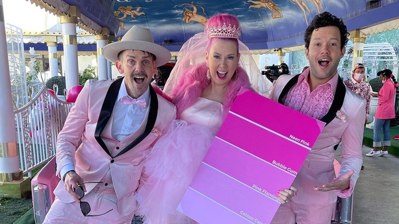 Mujer se casó con el color rosado: “Es mi amor verdadero”