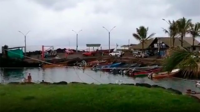 Pescadores resguardan sus botes en Rapa Nui en medio de riesgo de tsunami