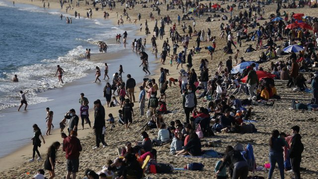 Alta demanda por exámenes de PCR se toma los balnearios de Chile en medio de cifras récords de contagios