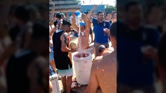 Jóvenes usaron lavadora como licuadora para hacer tragos en fiesta