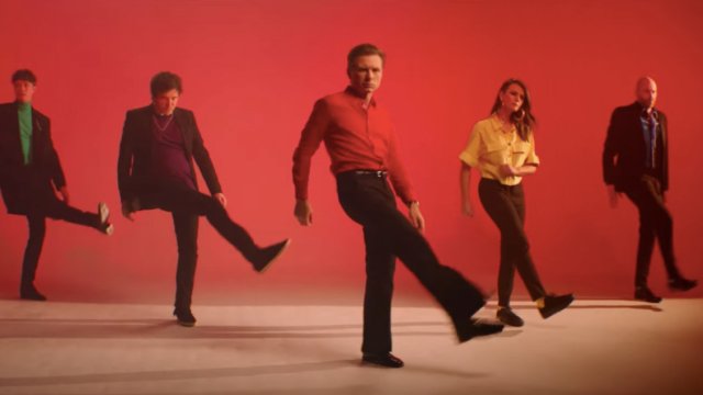 “Curious”: Franz Ferdinand baila en estiloso videoclip de nuevo single