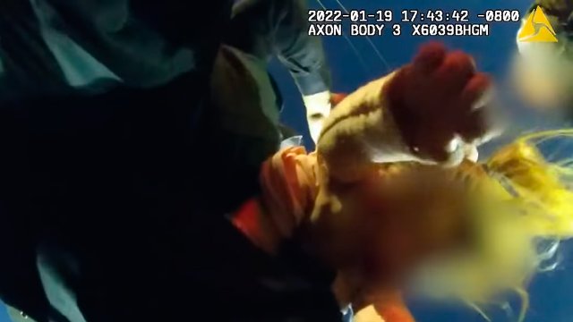 Oportuna atención de un policía permitió salva a una niña que se asfixiaba