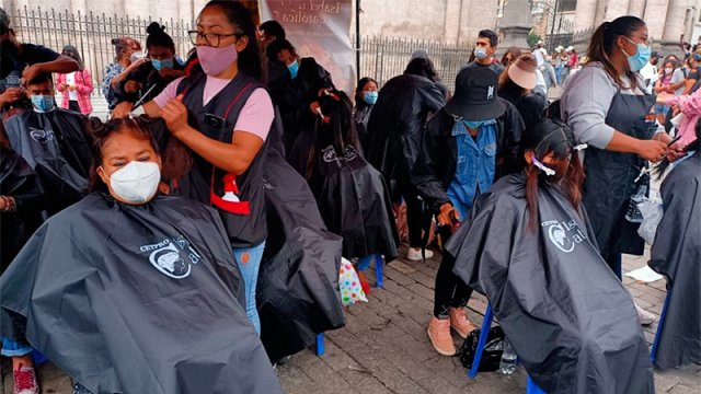 Peruanos donan cabello para contrarrestar daños por derrame de petróleo