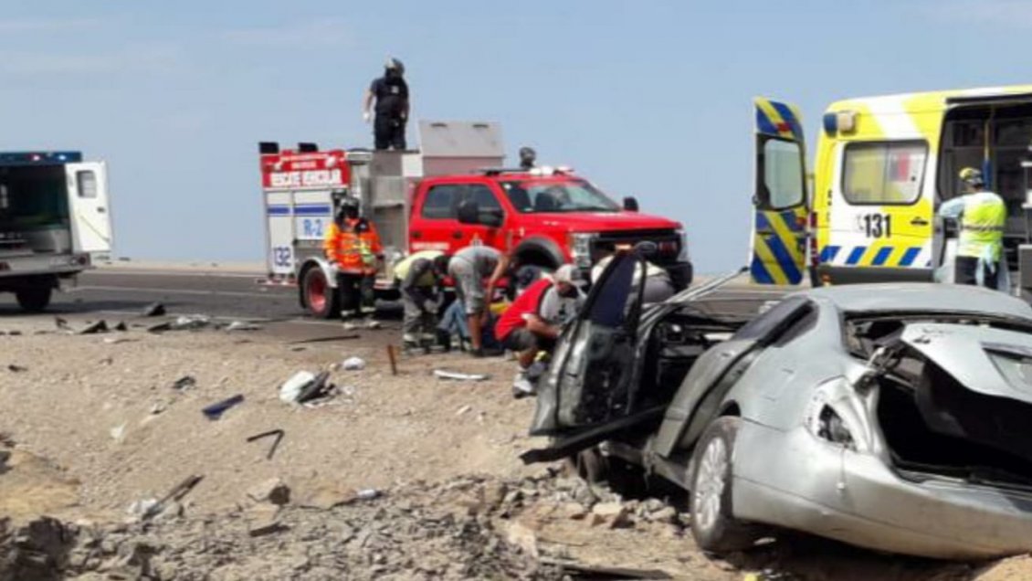 Una fallecida y cuatro lesionados dejó colisión de camión y automóvil al sur de Michilla