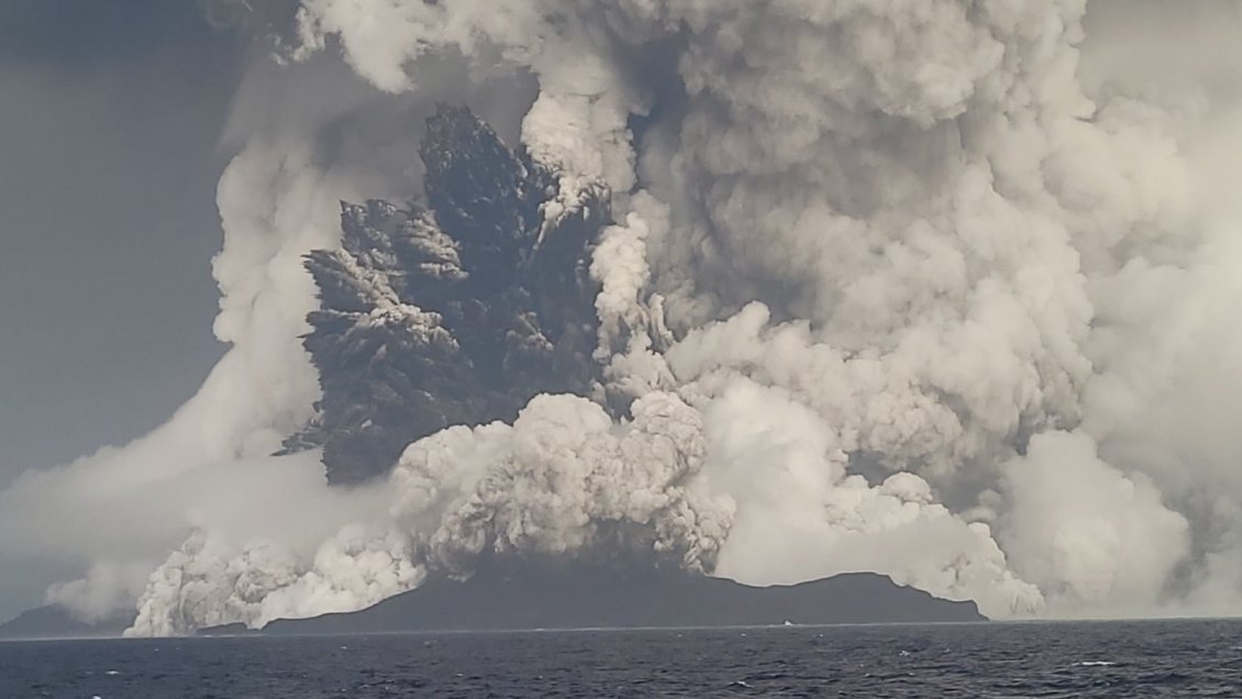 Un tsunami provocado por la erupción de un volcán golpea la isla de Tonga