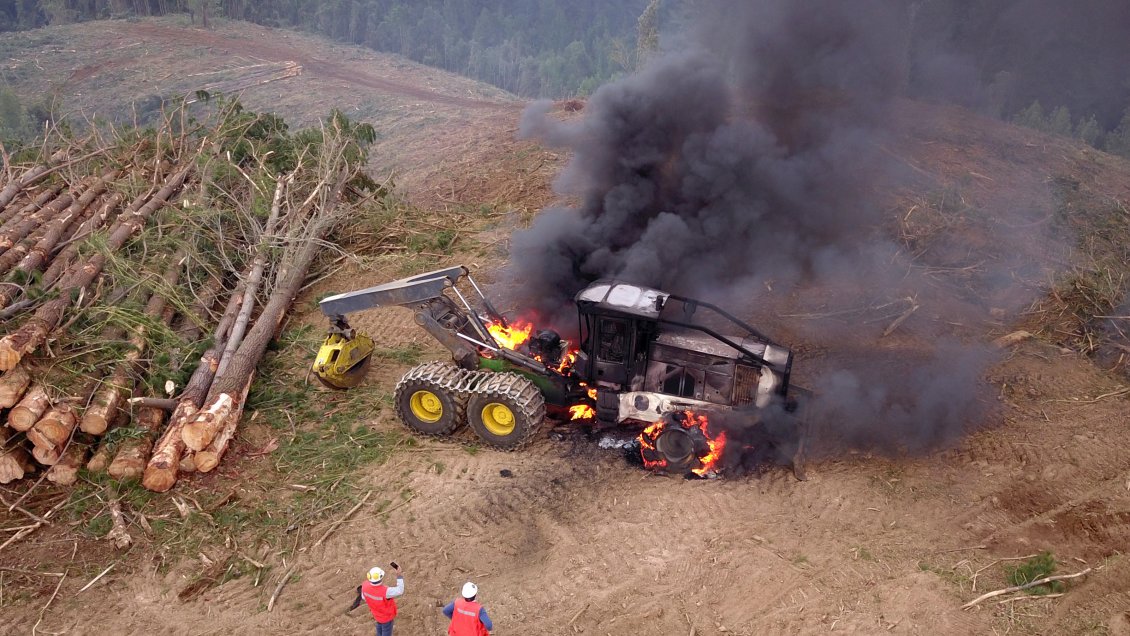 Nuevo ataque incendiario dejó dos containers y una retroexcavadora destruidos en La Araucanía