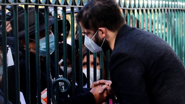 Fundación Jaime Guzmán alerta sobre “ambiente carnavalesco y emocional” en torno a Gabriel Boric