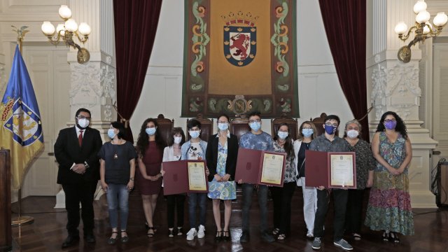 Municipalidad de Santiago premió a los tres mejores puntajes PDT del Instituto NacionalN