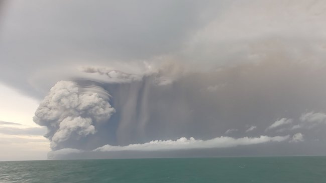 Declaran amenaza de tsunami para la costa insular de Chile tras erupción de volcán en Tonga