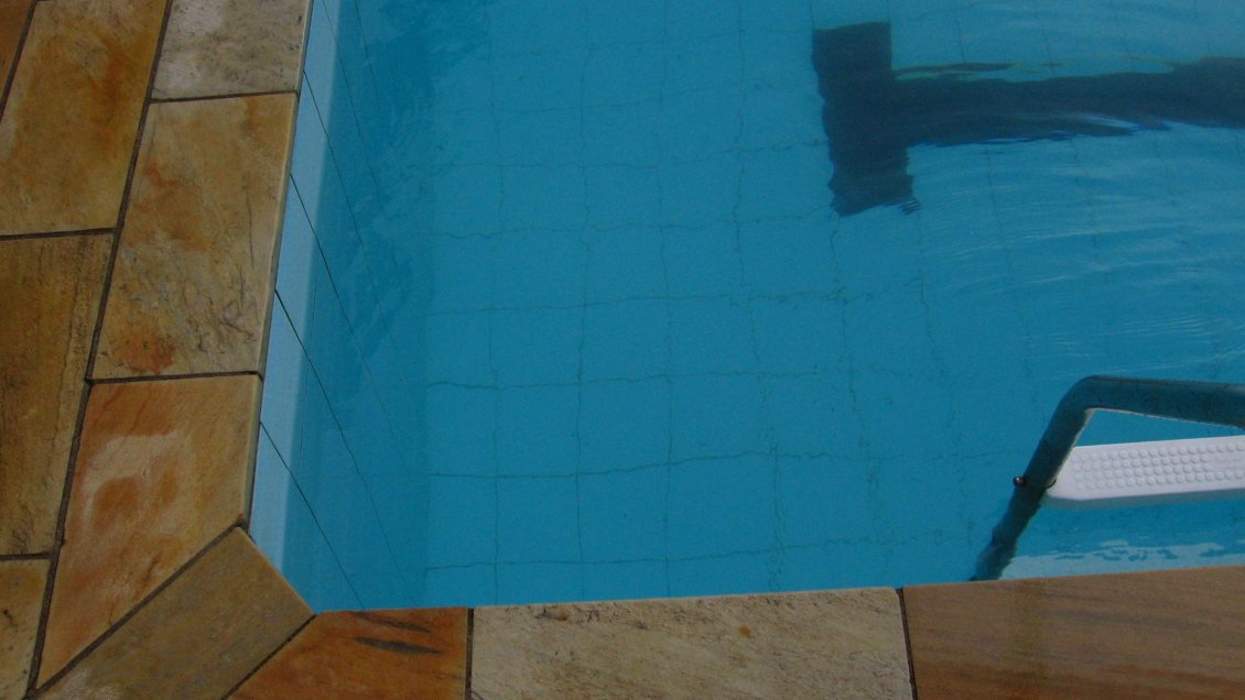 Rengo: Joven habría muerto electrocutado luego de tocar guitarra eléctrica tras salir de una piscina