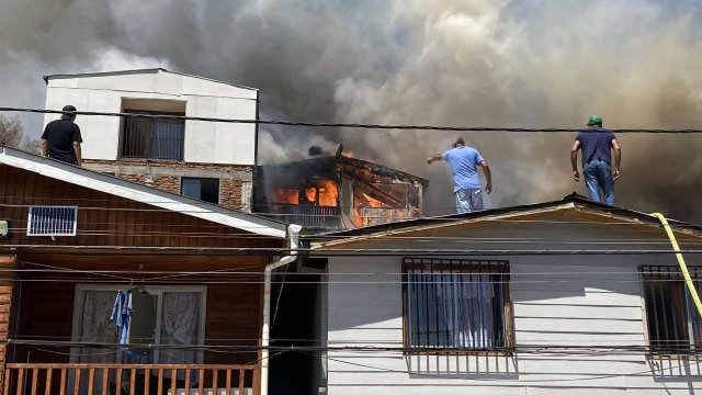 Incendio afectó al menos a seis casas en el Cerro 18 en Lo Barnechea