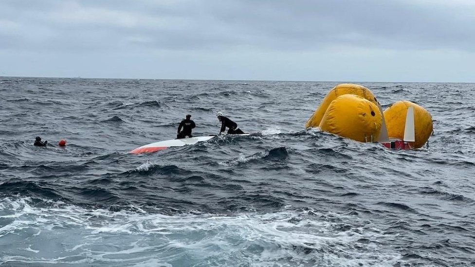 Marinero francés sobrevive 16 horas en barco volcado en el Atlántico