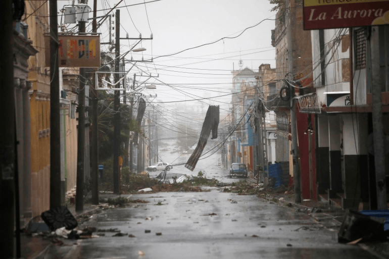 Huracán Ian: ciudades inundadas y cortes de energía mientras la tormenta cruza Florida