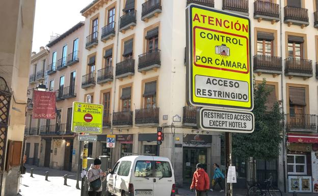 Los accesos de Elvira, Reyes Católicos y Pagés van a modificarse de cara a la implantación de la zona de bajas emisiones en Granada./RAMÓN L. PÉREZ