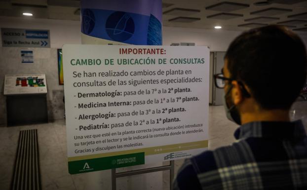 En la entrada del Hospital Clínico Universitario San Cecilio un cartel indica algunos cambios que los pacientes deben conocer. /RAMÓN L. PÉREZ
