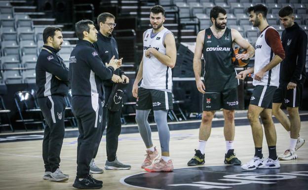 'Zamo' Fernández, Pablo Pin y Sergio Sánchez 'Pinzas' depositan la confianza en Ramón Vilà ante la escasez de pívots disponibles./RAMÓN L. PÉREZ