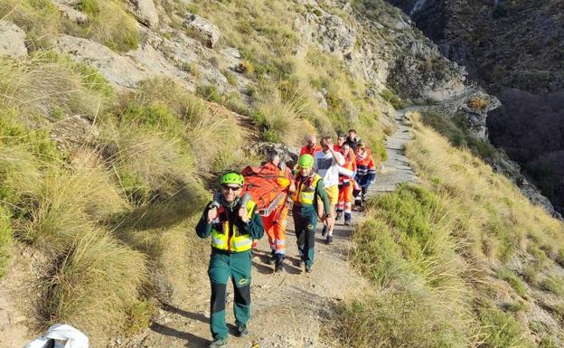 Guardias del Greim y del dispositivo del 061 en la evacuación del escalador accidentado./ideal