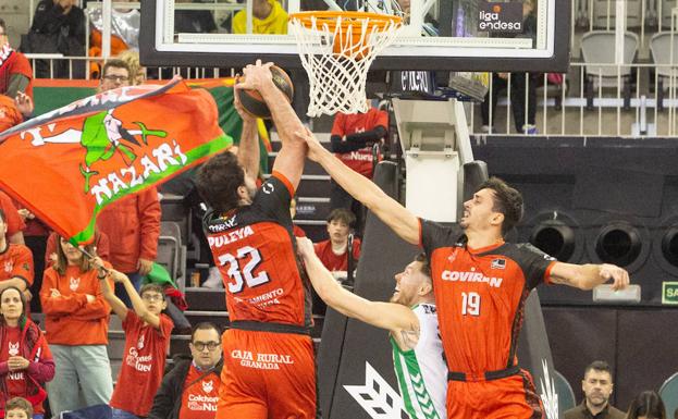 Pere Tomàs (derecha) ayuda en el rebote a Luke Maye, lesionado y baja para Zaragoza. /alfredo aguilar