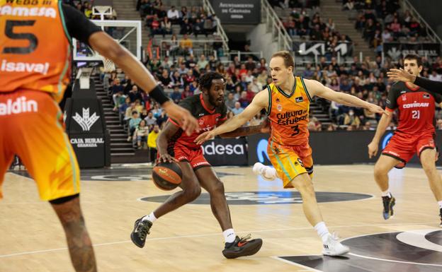 Prince Ali bota el balón en un ataque frente al Valencia Basket./ALFREDO AGUILAR