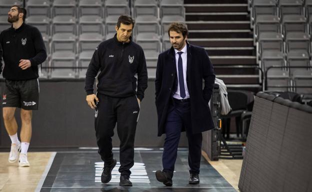 Pablo Pin, a la izquierda, junto al director deportivo adjunto Pablo García, esta tarde en el Palacio de los Deportes. /pepe marín