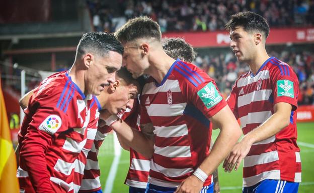 Petrovic besa la cabeza de Uzuni tras el gol de este. /RAMÓN L. PÉREZ