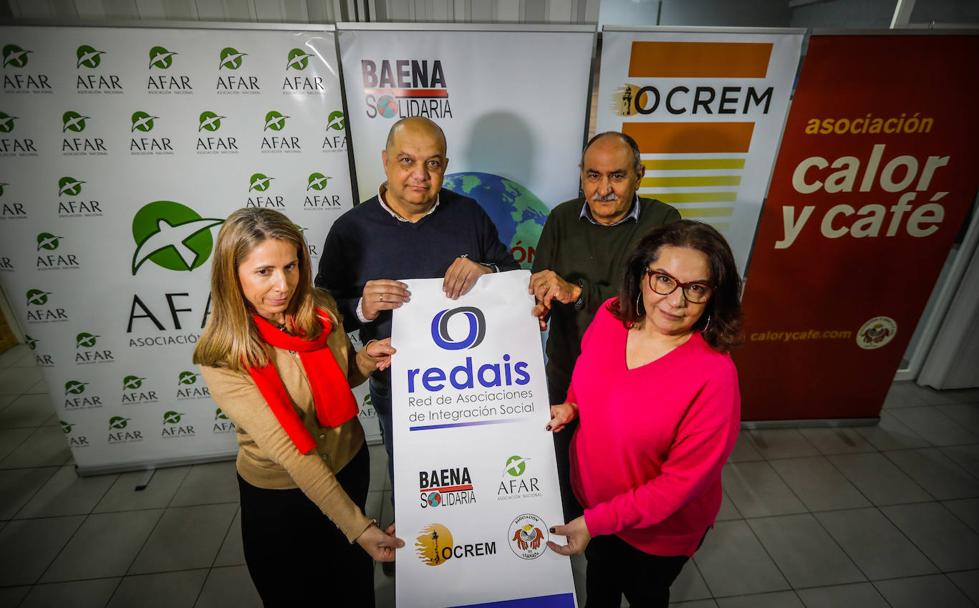 Representantes de las cuantro entidades sociales sotienen el cartel con la nueva imagen./Ramón L. Pérez