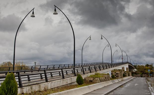 Puente que cruza el río Guadalfeo en Salobreña/javier martín