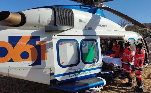 Los Bomberos de Guadix, durante un rescate en el que participó el helicóptero del 061./ideal