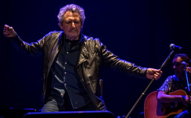 Miguel Ríos, en un momento del concierto celebrado anoche en el Teatro Isabel la Católica. /pepe marín