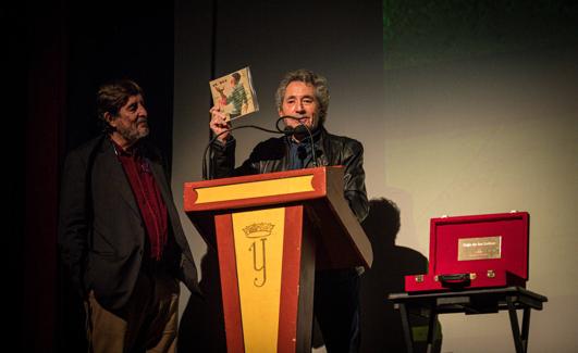 El cantante mostró el legado que irá a su Caja de las Letras. /PEPE MARÍN
