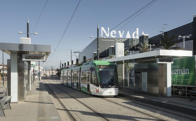 Parada del metro en el centro comercial Nevada/Ideal