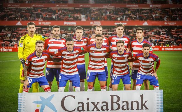 Los once titulares del Granada posan antes de empezar. /RAMÓN L. PÉREZ