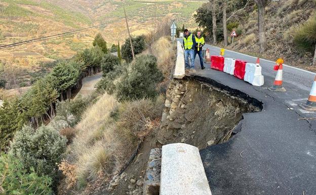Así ha quedado la carretera hundida en el término municipal de Trevélez. /IDEAL