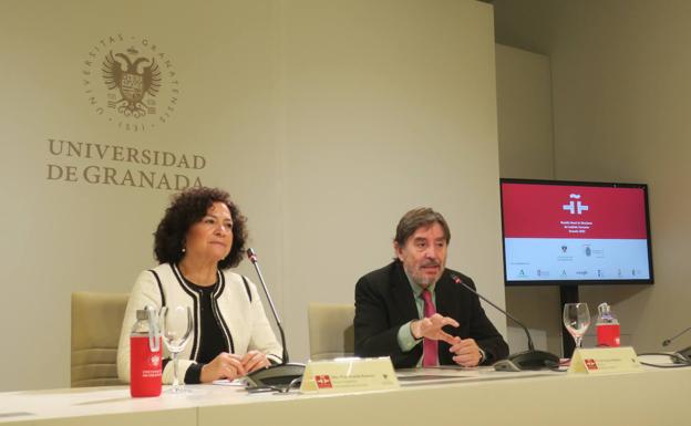 La rectora, Pilar Aranda, y el director del Instituto Cervantes, Luis García Montero, en la rueda de prensa previa al inicio de la jornada./J. A. M.