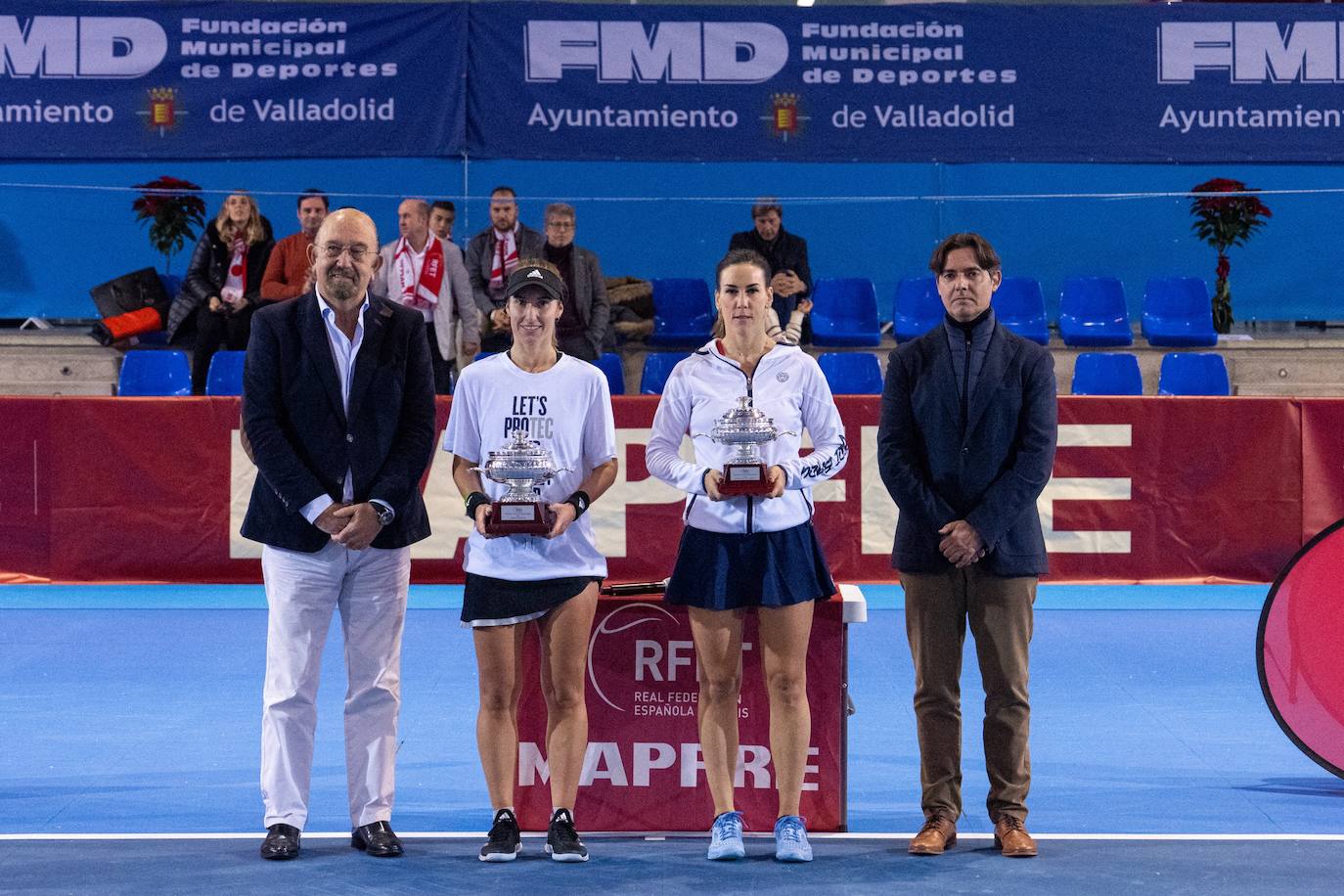 Nuria Párrizas (derecha) posa con el trofeo de subcampeona en Valladolid. /RFET