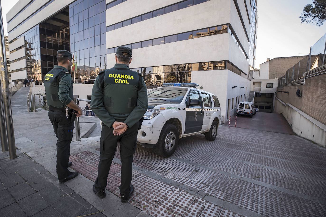 Guardias civiles, junto al edificio de los juzgados de La Caleta, donde compareció el anciano./pepe marín