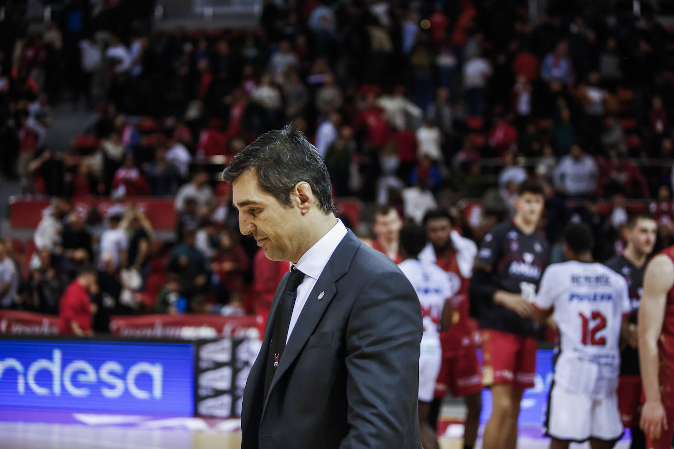 Pablo Pin abandona reflexivo la cancha del Príncipe Felipe de Zaragoza. /acb photo / e. casas