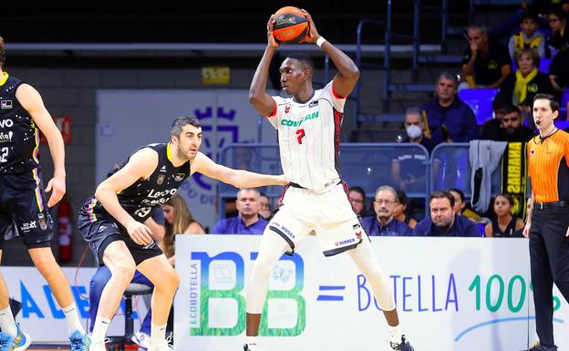 Petit Niang se mueve en la zona frente al giorgiano Shermadini./E. Cobos (acB photo)