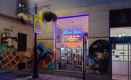 Mítica Tattoo, la tienda de El Niño de las Pinturas, en la calle Molinos./J. F. Barrera
