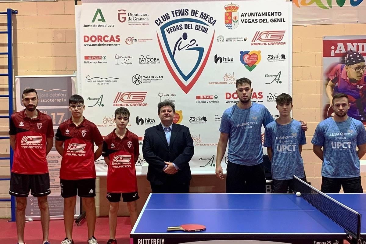 Los jugadores del Vegas del Genil (izquierda) posan antes de jugar. /B. F.