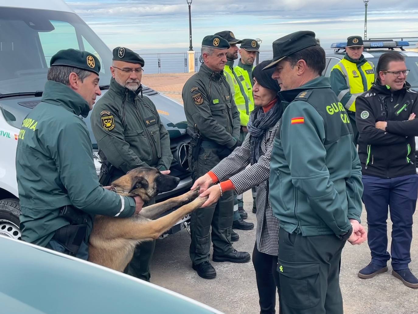 La subdelegada del Gobierno y el coronel jefe de la Comandancia, ayer en Sierra Nevada. /ideal