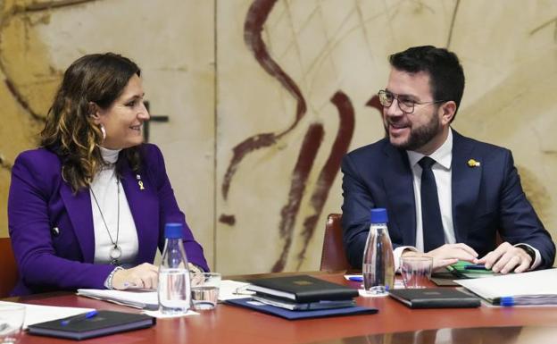 El presidente de la Generalitat, Pere Aragonés acompañado por la consellera de Presidencia, Laura Vilagrá en la reunión de este martes./EFE