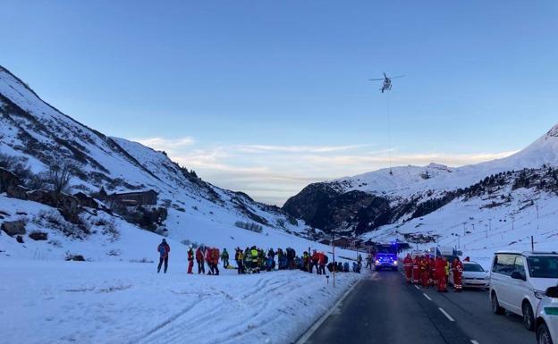 Servicios de emergencia trabajan en la zona donde se ha producido la avalancha./EP