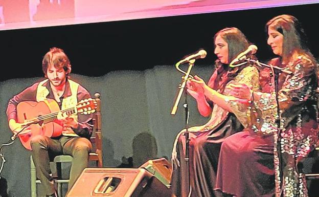 A la izquierda, Habichuela durante la actuación. /J. F. B.
