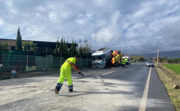 Trabajos en la calzada afectada por el vuelco de un camión en Motril/JAVIER MARTÍN