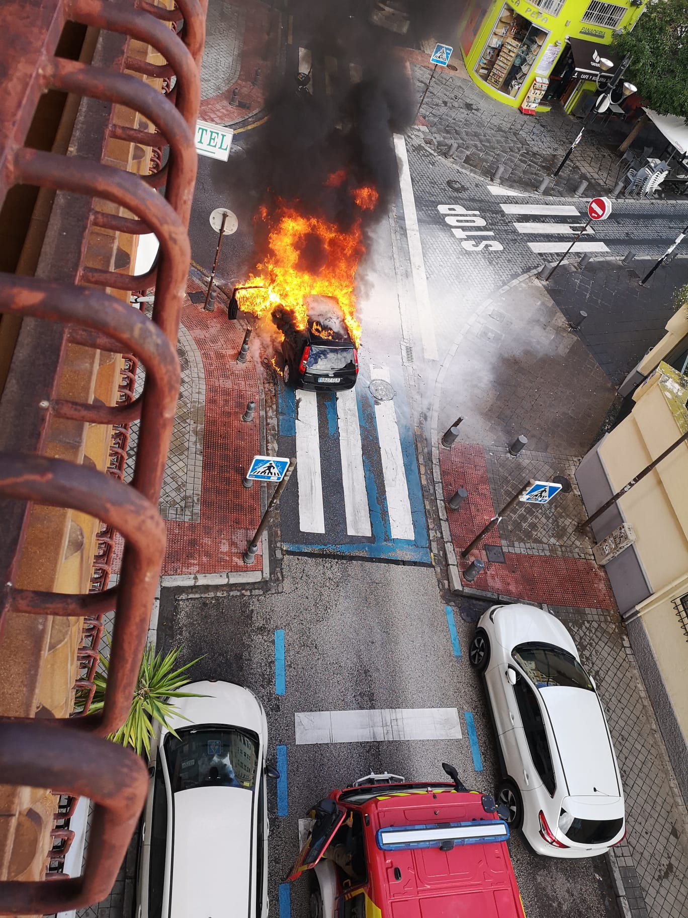 Coche ardiendo en Pintor López Mezquita/IDEAL