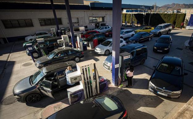 Varios vehículos esperan para repostar combustible en Granada./Pepe Marín