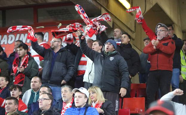 Aficionados del Granada apoyan al equipo contra el Burgos en el último partido del año en casa. /RAMÓN L. PÉREZ