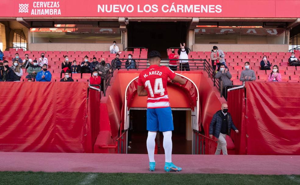 Matías Arezo saluda a los aficionados del Granada durante su presentación no hace ni un año en Los Cármenes tras un desembolso millonario; ahora se le busca salida. /ALFREDO AGUILAR