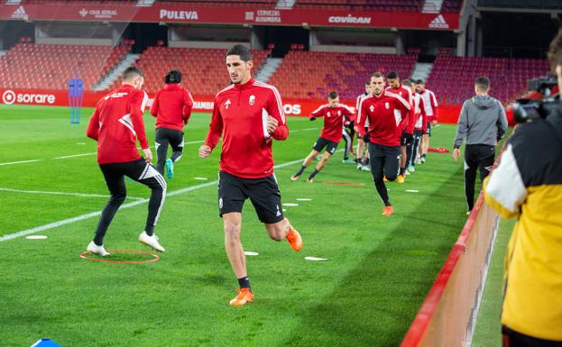 Yann Bodiger, durante un entrenamiento reciente en Los Cármenes. /ALFREDO AGUILAR
